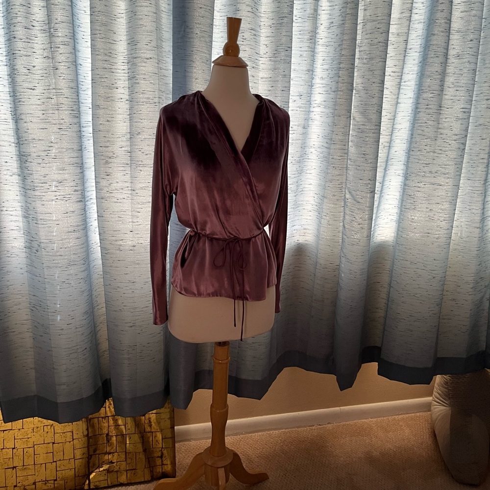 Beautiful full cut velvet Vince Lavender eveningv jacket